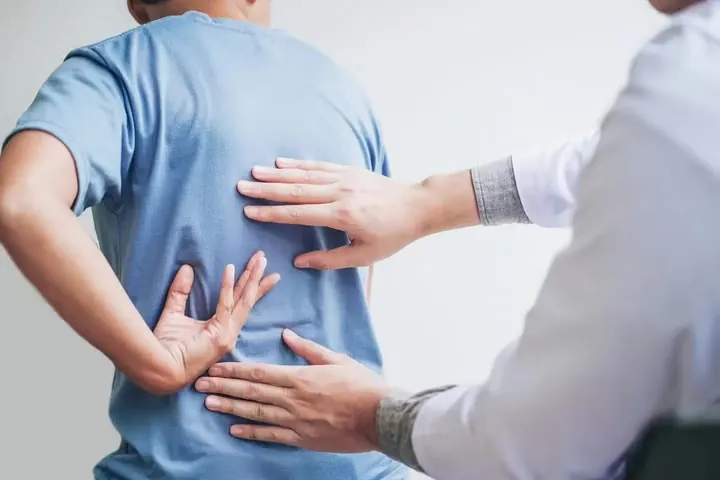 Clinical back examination by Charbel Kortbawi, osteopath in Beirut, an essential step in the differential diagnosis of sciatica