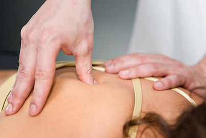 Charbel Kortbawi, ostéopathe Beyrouth, effectuant un traitement du syndrome myofascial